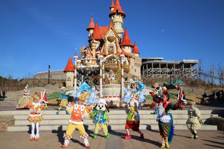 乐天世界冒险釜山正在上演“新年快乐皇家花园派对”街头表演。乐天世界提供