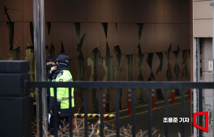 윤석열 대통령이 내란 우두머리 혐의로 구속되자 일부 지지자들이 서울서부지방법원 내부로 난입해 불법폭력사태를 일으킨지 하루가 지난 20일 오전 서울 마포구 서부지법이 파손 된 흔적이 그대로 남아 있다. 조용준 기자