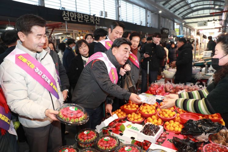 [Photo] Lunar New Year Shopping at Traditional Market... Kim Du-gyeom, Ulsan Mayor, Visits Taehwa General Market