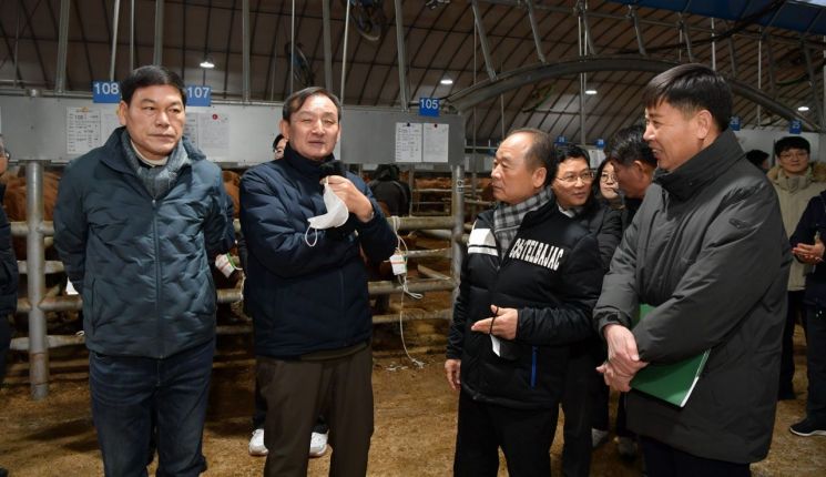 이병노 담양군수, 설 앞두고 가축시장 방문
