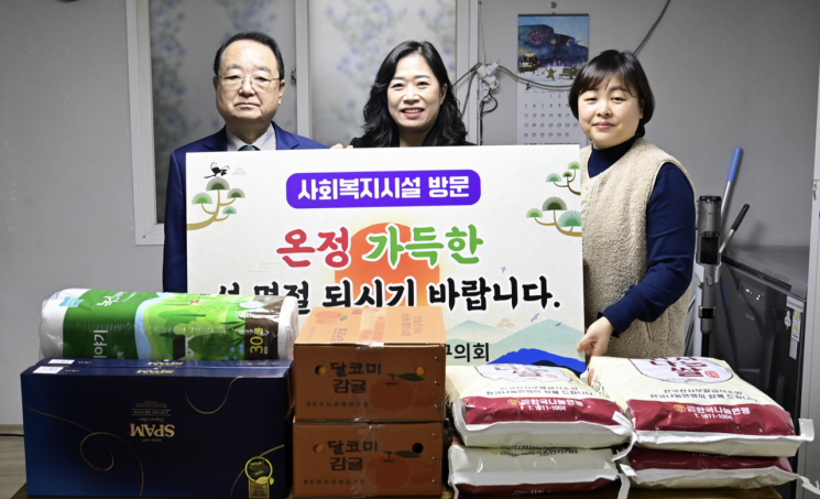 [포토] 광주 북구의회, 설 맞아 사회복지시설 위문품 전달