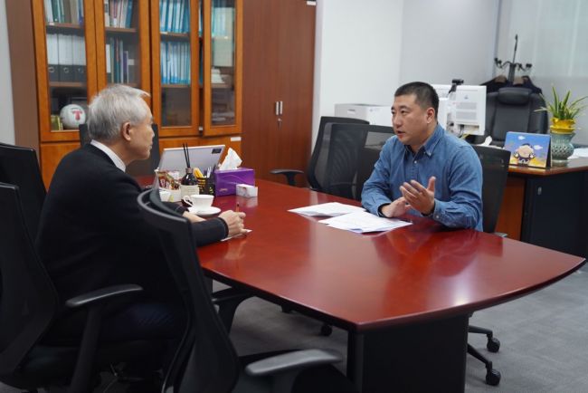 안형주 광주시 서구의회 의원이 양부남 국회의원을 만나 지역 주요 현안사업에 대해 논의하고 있다. 안형주 의원실 제공