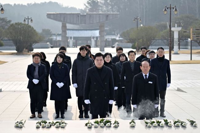 광주 서구의회가 20일 전승일 의장과 의원들이 국립 5?18 민주묘지를 방문해 참배했다. 광주 서구의회 제공