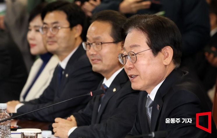 이재명 더불어민주당 대표가 20일 서울 중구 은행회관에서 열린 '민생 경제 회복을 위한 민주당-은행권 현장 간담회'에서 모두발언을 하고 있다. 윤동주 기자