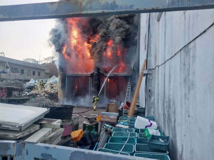 사천 한 폐공장 창고서 ‘불’ … 1시간만에 진화