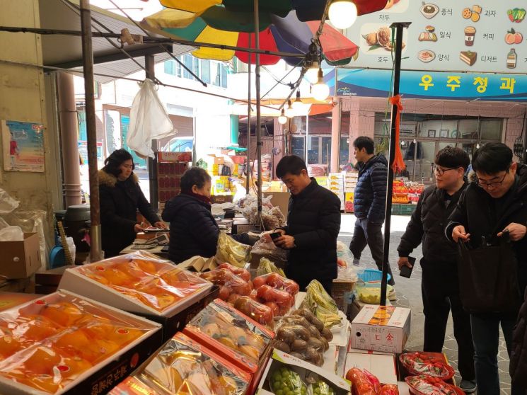 김천시 상하수도과 공무원들이 전통시장에서 설 제수용품을 구매하고 있다. [사진=김천시]