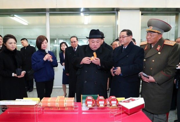 지난 2019년 1월 중국 베이징을 방문했던 김정은 북한 국무위원장이 중국 최대 한약재 제조사이자 우황청심환으로 유명한 동인당 공장을 방문한 모습. 연합뉴스