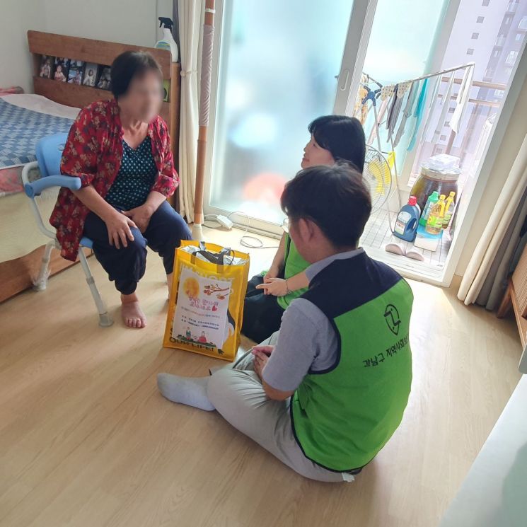 지난해 9월 추석을 맞아 취약계층을 방문한 개포3동 주민들. 강남구 제공.