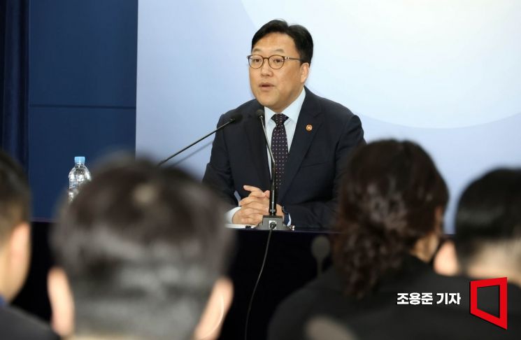 김병환 금융위원장이 22일 서울 종로구 정부서울청사에서 최근 현안에 대한 기자간담회에 참석해 발언하고 있다. 조용준 기자