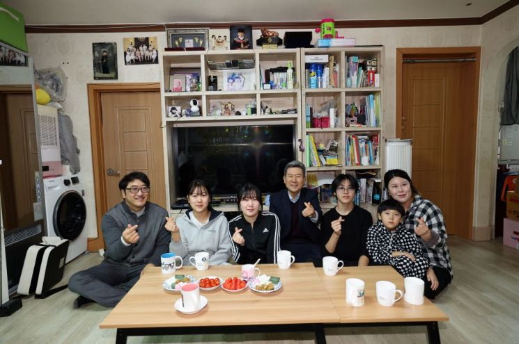 이강덕 포항시장이 설맞아 다둥이 가정을 방문했다. 포항시 제공
