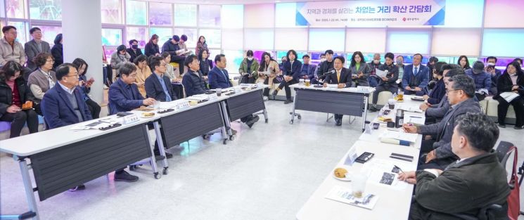 강기정 광주시장이 22일 오후 남구 광주미디어아트플랫폼에서 열린 ‘차 없는 거리 확산 간담회’에 참석, 발언하고 있다. 광주시 제공