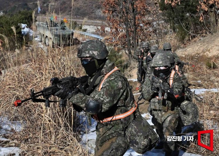 경기 포천 승진훈련장에서 열린 혹한기 공지합동 및 통합화력운용 훈련에서 장병들이 장갑차 하차 후 전투 훈련을 하고 있다. 포천=강진형 기자