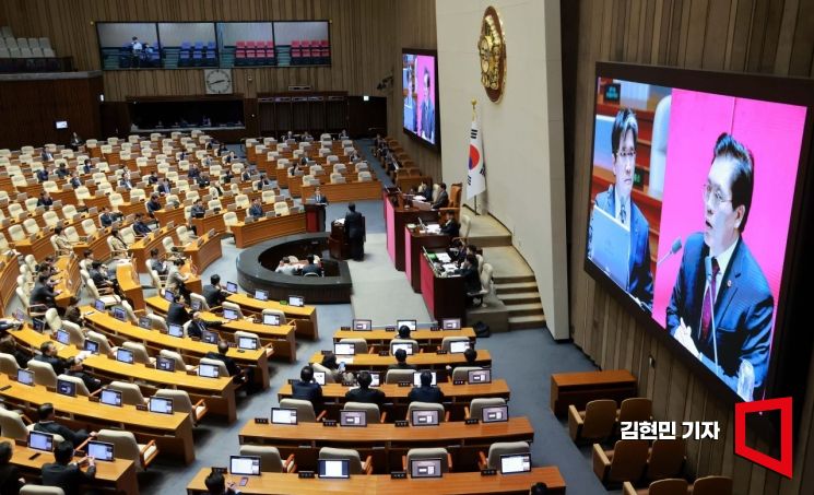 오동운 공수처장이 23일 국회 본회의에서 열린 서울서부지방법원 불법적 폭동사태 관련 긴급 현안질문에서 의원 질의에 답변하고 있다. 김현민 기자