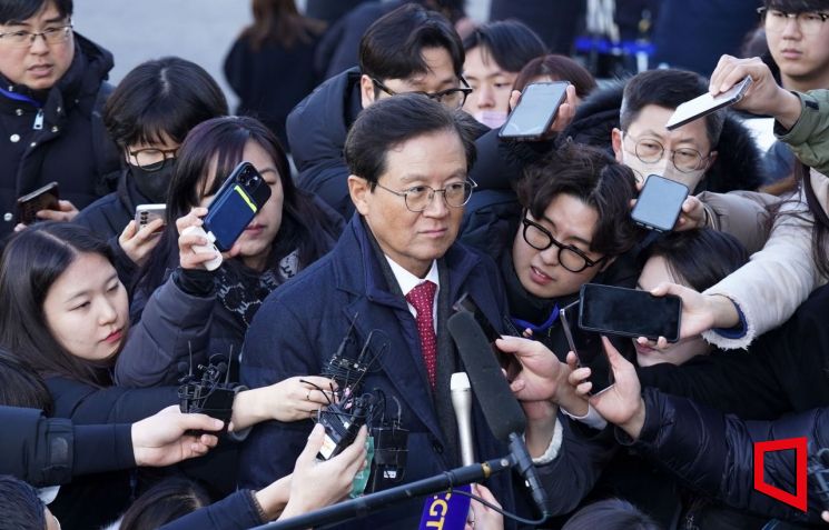 윤석열 대통령 측 법률대리인인 윤갑근 변호사가 23일 오후 서울 종로구 헌법재판소에서 열린 윤석열 대통령 탄핵심판 4차 변론기일에 참석하며 취재진의 질문에 답하고 있다. 2025.1.23. 사진공동취재단