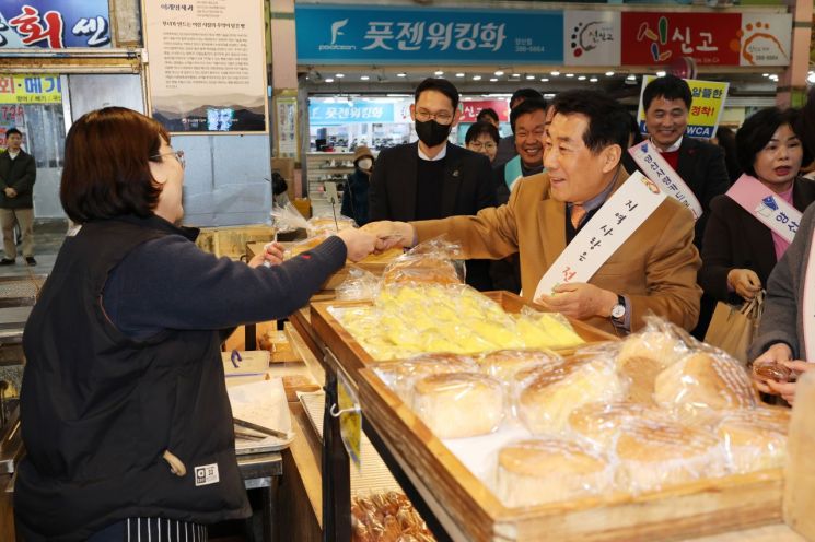 나동연 시장이 설 명절을 앞두고 남부시장에서 전통시장 이용과 물가안정 캠페인을 진행했다. 양산시 제공