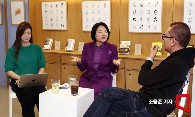 신지영 고려대교수(가운데)가 서울 서교동 문학과지성사에서 인터뷰를 하고 있다. 조용준 기자