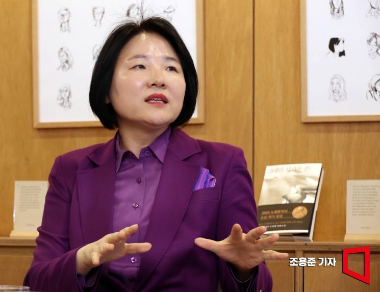 신지영 고려대 국어국문학과 교수가 지난달 22일 서울 서교동 문학과지성사에서 아시아경제와 인터뷰를 하고 있다. 조용준 기자