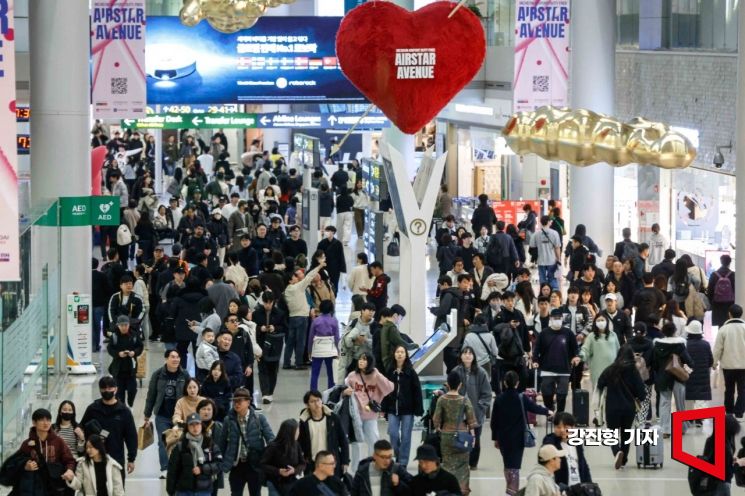 [포토] 여행객으로 붐비는 인천공항 면세구역