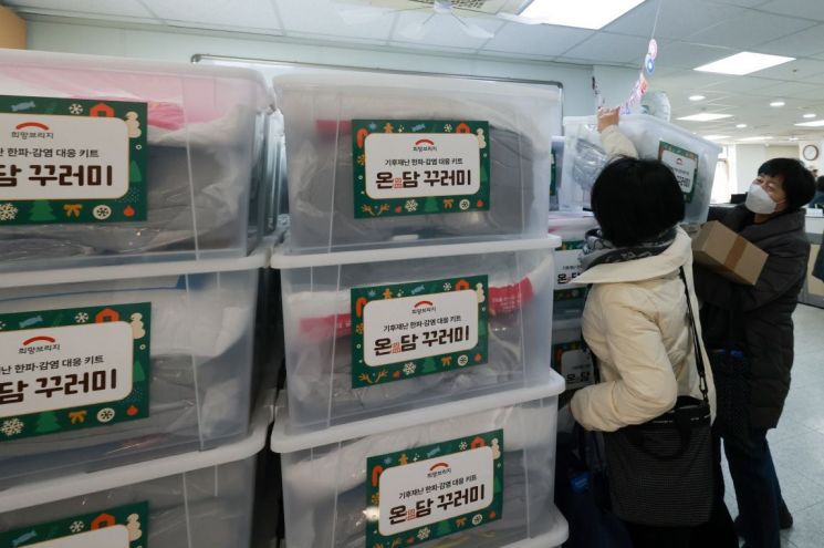 "따뜻한 설 보내세요"…취약계층 3580명에 전달된 한파키트