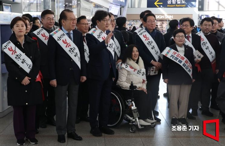 [포토] 서울역 찾은 국민의힘 지도부