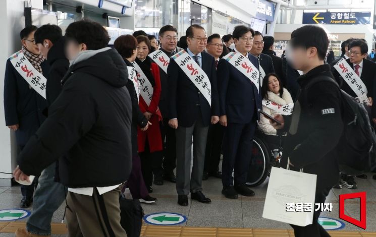 [포토] 설 귀성인사하는 국민의힘 지도부