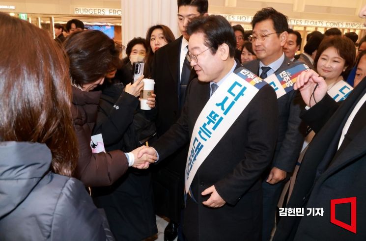 [포토] 귀성길 시민들과 인사하는 이재명 대표