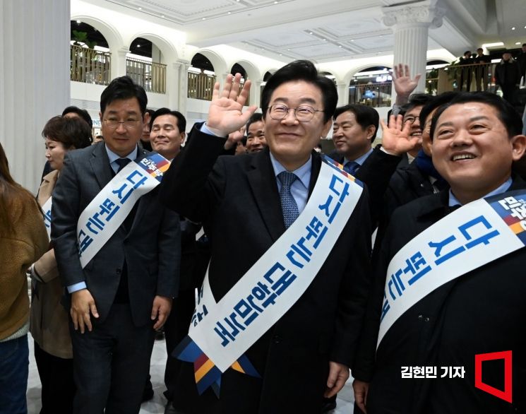 [포토] 귀성객들 향해 인사하는 이재명 대표