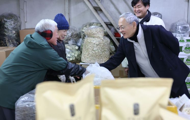 유인촌 장관, 설 명절 앞두고 경동시장 방문 '민생 청취'