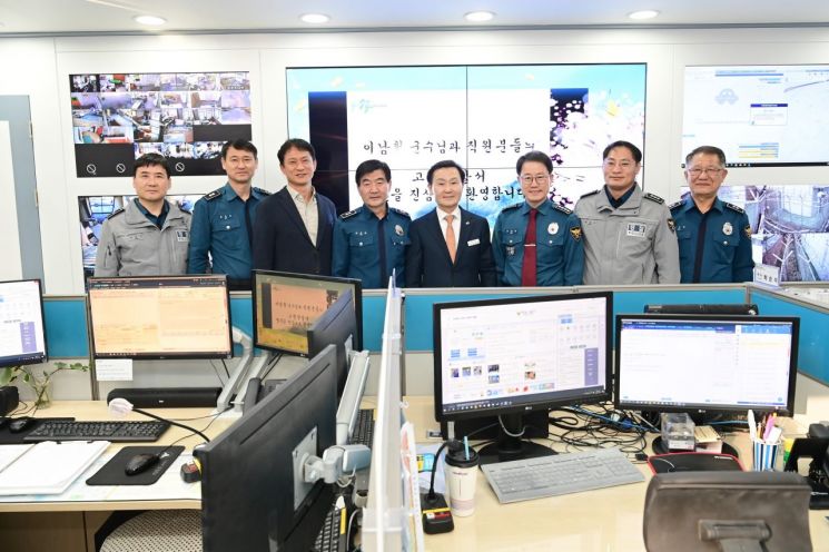 이남철 고령군수가 고령경찰서 근무자들을 격려하고 있다. 고령군 제공