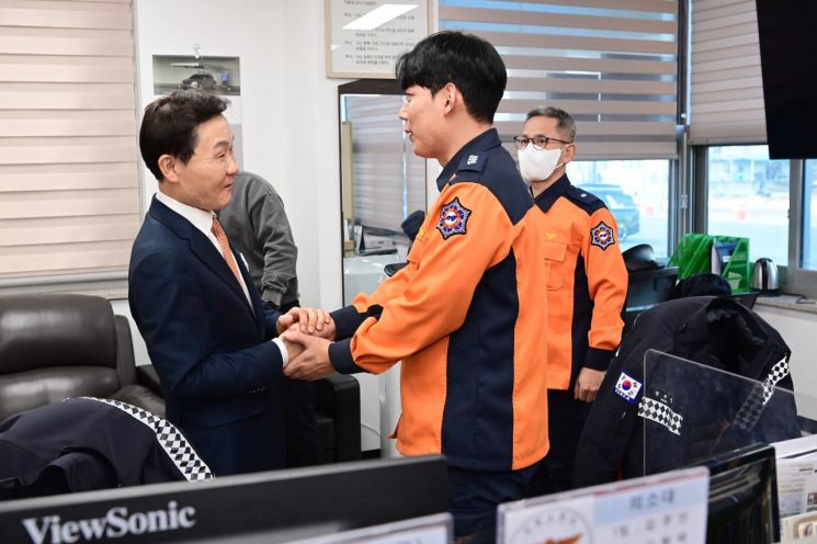 이남철 고령군수가 고령소방서 근무자를 격려하고 있다. 고령군 제공