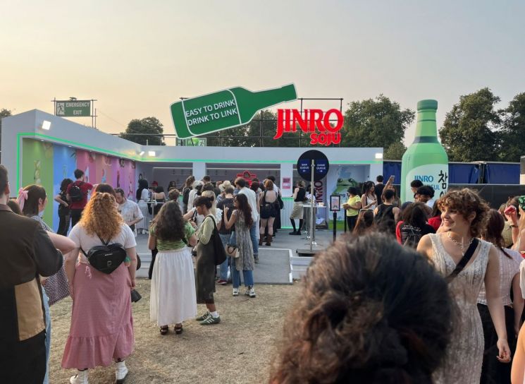 지난해 영국 런던 빅토리아파크에서 개최된 뮤직페스티벌 '올 포인트 이스트 페스티벌(APEF)'에 설치된 하이트진로의 부스 전경.
