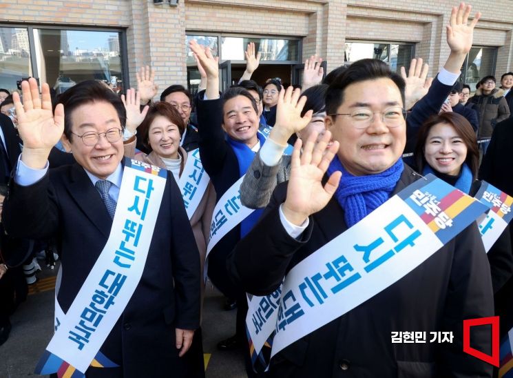 이재명 대표와 박찬대 원내대표 등 더불어민주당 의원들이 24일 서울 서초구 고속버스터미널을 찾아 시민들에게 설 귀성 인사를 하고 있다. 김현민 기자