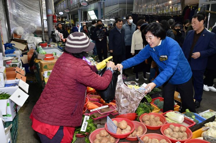 광주시의회, 설맞이 ‘전통시장 장보기’