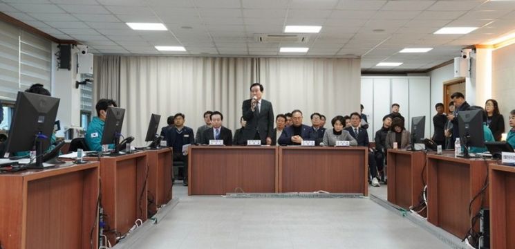 박홍률 목포시장이 설 연휴 종합상황실을 찾아 직원들에게 철저한 대응을 당부하고 격려하고 있다. 목포시 제공