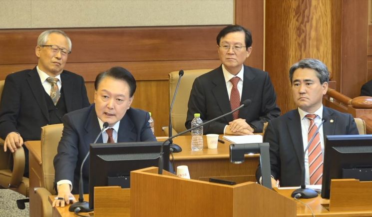 윤석열 대통령이 지난 23일 서울 종로구 헌법재판소에서 열린 본인의 탄핵심판 4차변론에서 발언하고 있다. 연합뉴스