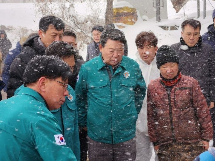 오성환 충남 당진시장이 28일 정미면의 한 폭설 피해 젖소 농가를 방문해 피해 상황을 점검하고 농업인들을 위로했다. /당진시