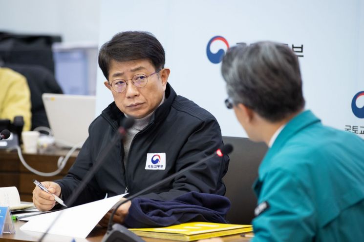 박상우 국토교통부 장관이 29일 오전 정부세종청사에서 열린 김해공항 에어부산 여객기 화재 사고 관련 중앙사고수습본부 회의를 주재하고 있다. 국토교통부 제공