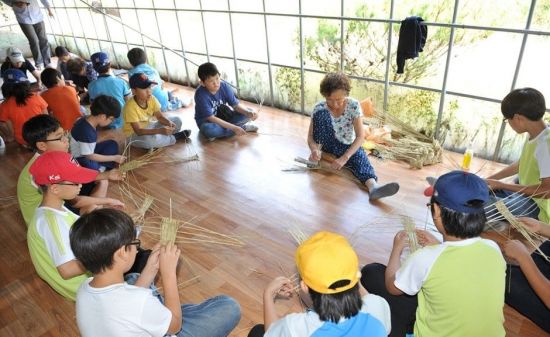 안성 구메농사마을에 가면 복조리 만들기 체험을 할 수 있다. 사진제공=한국관광공사
