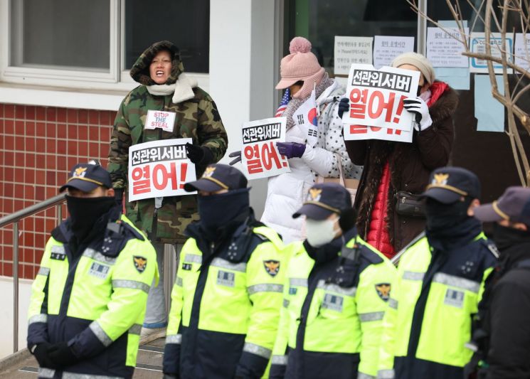 31일 오전 경기도 의왕시 서울구치소 앞에서 윤석열 대통령 지지자들이 손팻말을 들고 있다. 연합뉴스