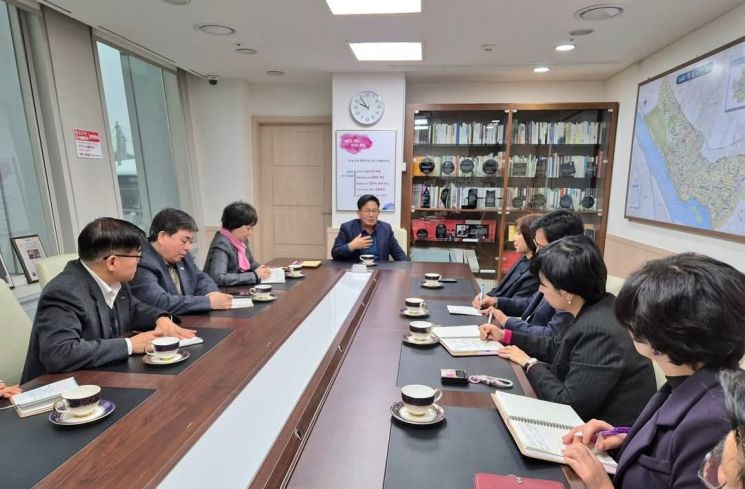 박강수 마포구청장이 지난 1월 31일 국장단과 정책회의를 진행했다.