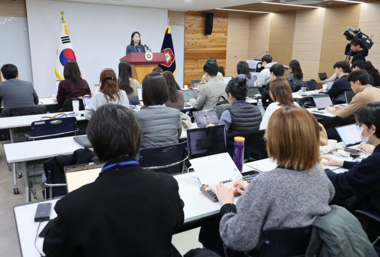브리핑하는 천재현 헌재 공보관. 연합뉴스