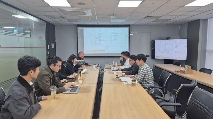 국민대학교 유일선 교수 연구팀이  '5G-AKA-HPQC 연구'에 대해 논의하고 있다. (사진=국민대학교 제공)