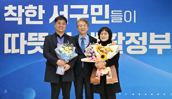 김이강 서구청장이 김주연 통장(사진 오른쪽), 이봉선 교수(사진 왼쪽)를 구정발전에 기여한 유공자로 선정해 '마음부자' 표창을 수여한 뒤 기념포즈를 취하고 있다. 광주 서구 제공