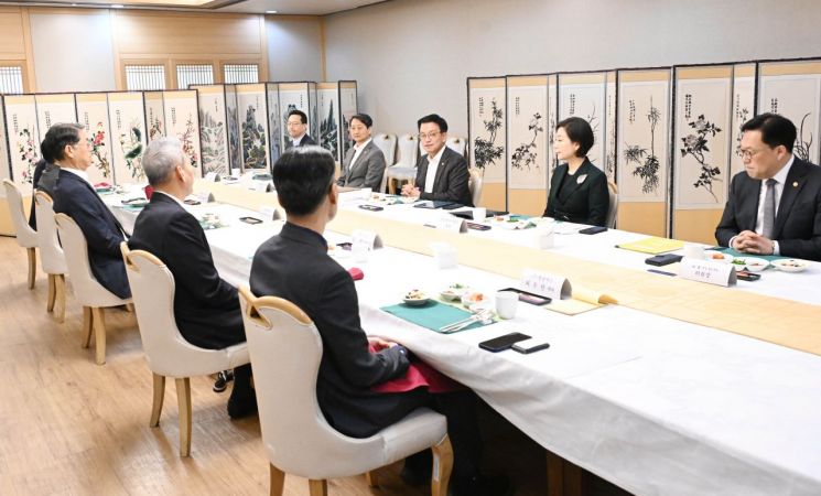 수출기업 만난 최 대행 "美관세 가용수단 총동원해 대응"