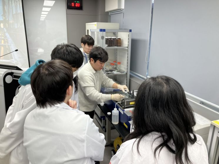 이차전지 인재양성 박차… 경남정보대, 리튬이온전지 코인셀 제조·실습 교육