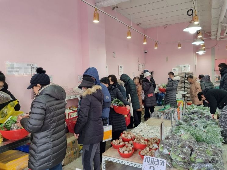 한파에도 손님이 붐비는 서울 영등포의 한 청과물 가게. 임온유 기자