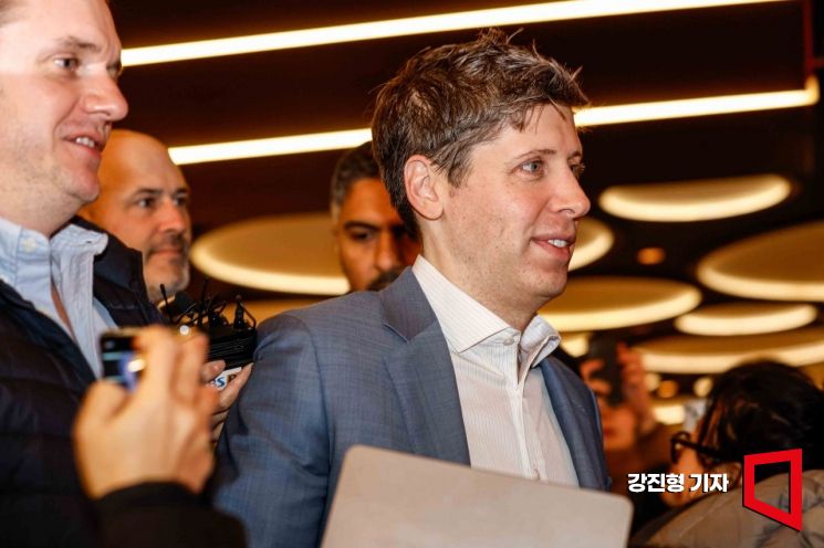 한국에서 돈 쓸어 담더니…'연봉 10억, 주식 보상 21.4억' 파격 대우