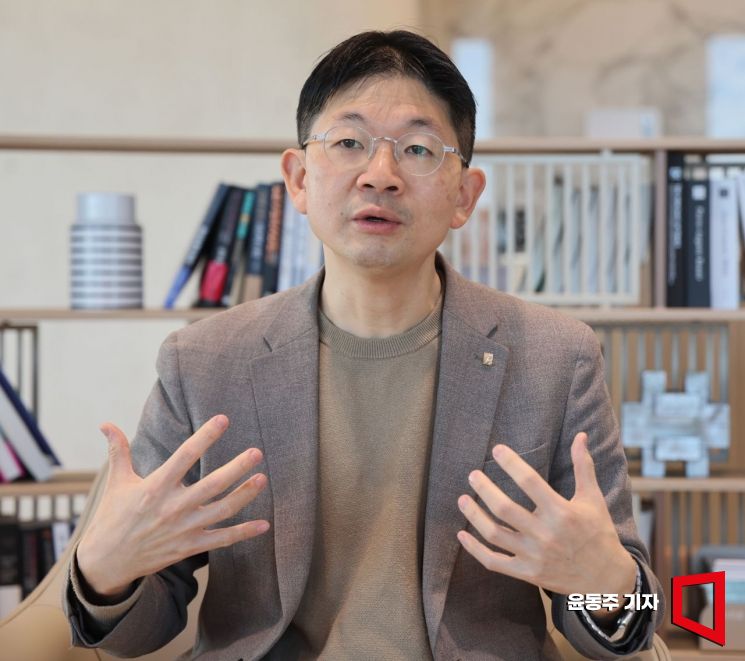 ▲ 4일 여의도 TP타워 신한프리미어PWM 여의도센터에서 오건영 단장이 기자와 인터뷰하고 있다.