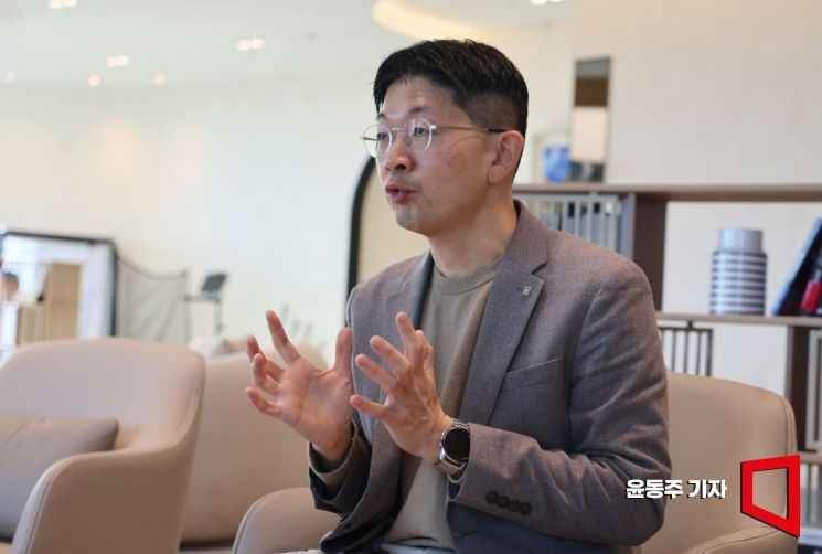 ▲ 4일 여의도 TP타워 신한프리미어PWM 여의도센터에서 오건영 단장이 기자와 인터뷰하고 있다.