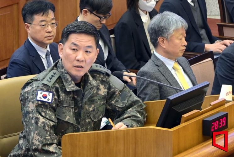 이진우 전 육군 수도방위사령관이 서울 종로구 헌법재판소에서 열린 윤석열 대통령 탄핵심판 5차 변론기일에 증인으로 출석해 심문에 답하고 있다. 헌법재판소